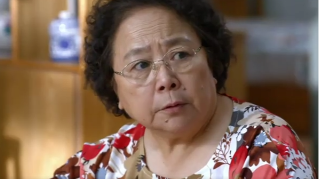 平凡岁月:大雅治夫有方,丈夫下跪认错,没想到还当众秀恩爱