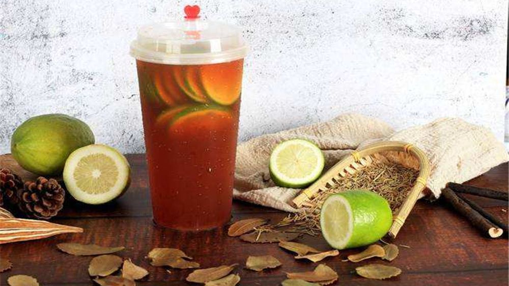 1金桔柠檬茶是一款美味的茶饮,红茶是特意煲煮的,柠茶只用青柠,而且