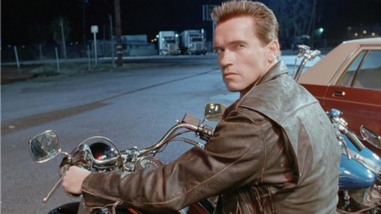 终结者2:壮汉找t-800麻烦,以为自己很厉害,下一秒就后悔了!