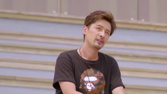 落魄教练胡歌和江疏影合拍《旋风十一人》,演绎青春校园足球梦!