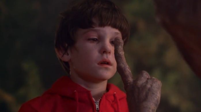 电影解说《et外星人》,外星人被同伴遗落地球,10岁小孩送它回家