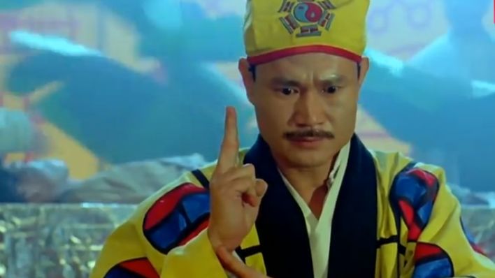 鬼打鬼之黄金道士:女鬼被巫师烧成重伤,道长为救女鬼隔空斗法!