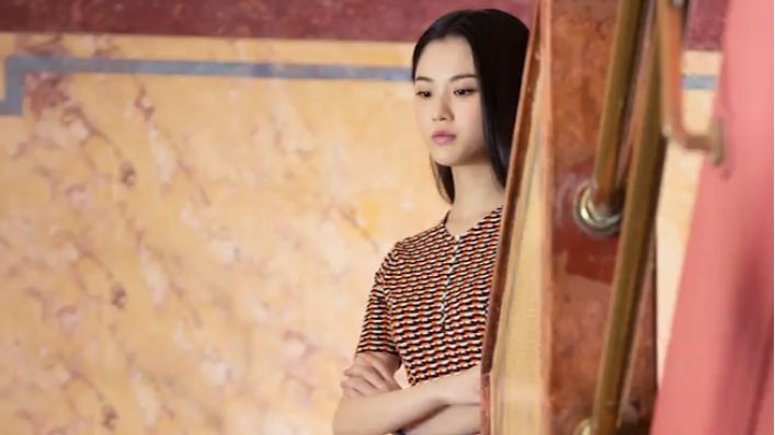 调查中偶遇身份不明的白牡丹,亦敌亦友的三人踏上了寻找真相的奇幻"侦