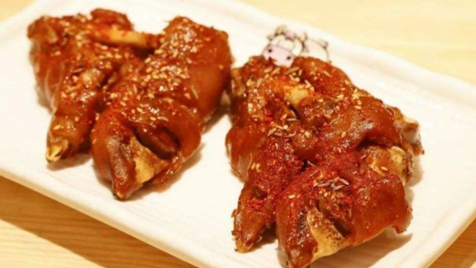 在家自制烧烤猪蹄,做出干净放心的软糯香辣烧烤猪蹄