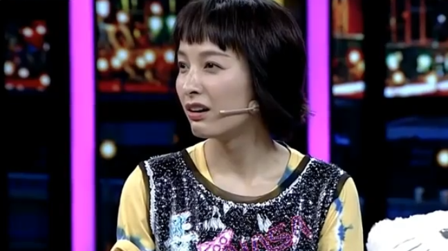 吴昕自曝家里太乱,只能待在沙发的角落,还从来不收拾房间