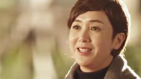 守婚如玉:蒋雯丽刚下班就看见丈夫拿着花来迎接她,真幸福