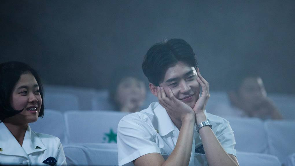 22014年《热血青春》:以八十年代的韩国忠清道洪城为背景,在爱情片中