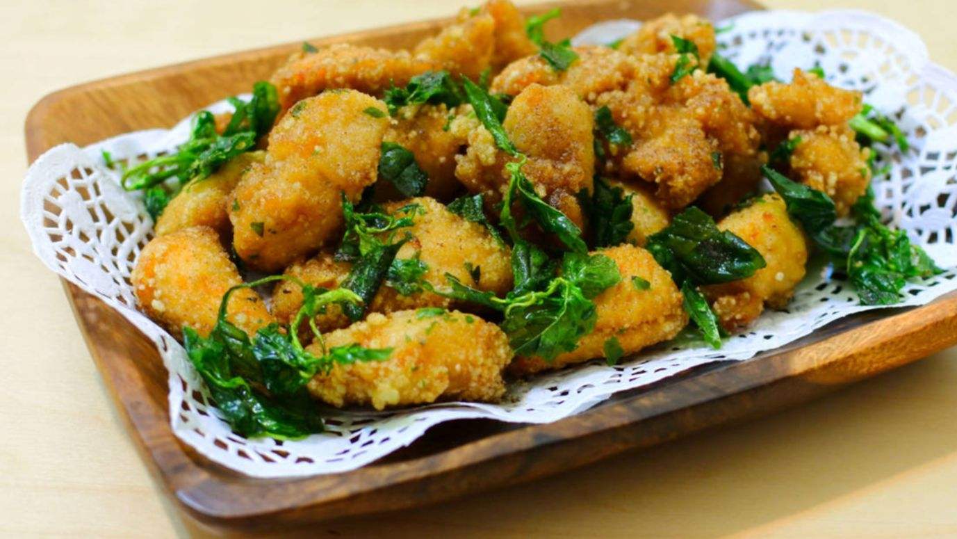 这是台北很有名的特色小吃:咸酥鸡,有独特的蒜味,非常好吃