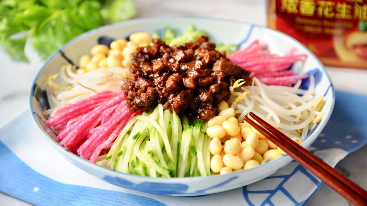 来一碗老北京最正宗的炸酱面,这才是真正北京味儿,看着就好吃!