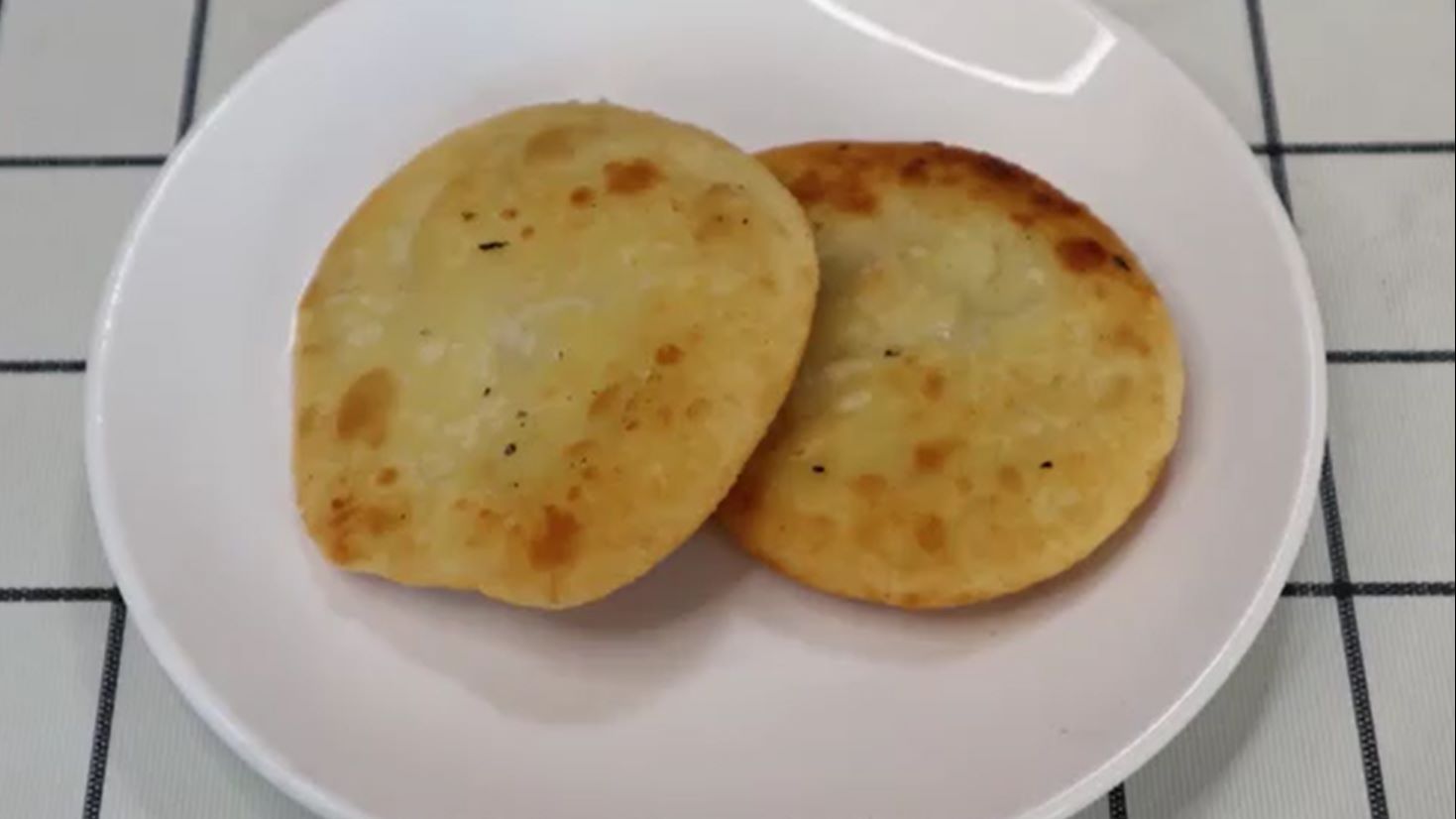 2糯米粉鸡蛋饼:糯米粉中加盐,糖,鸡蛋和面,擀成薄饼状,放入锅中小火烙