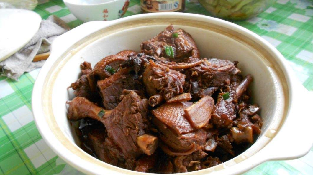 大厨教你红烧鸭的正确做法,比啤酒鸭好吃,每次做连汤汁都不剩