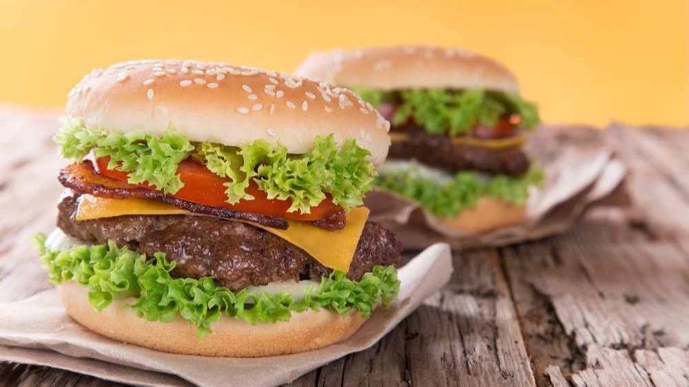 2食材:西红柿10g;生菜5g;火腿肠20g;鸡蛋50g;汉堡150g;沙拉酱10g  01