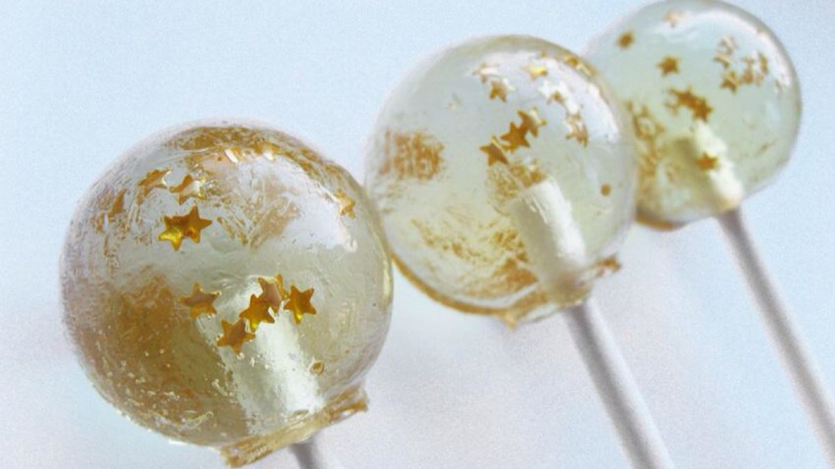 自制的草莓棒棒糖,晶莹剔透的样子很漂亮吧