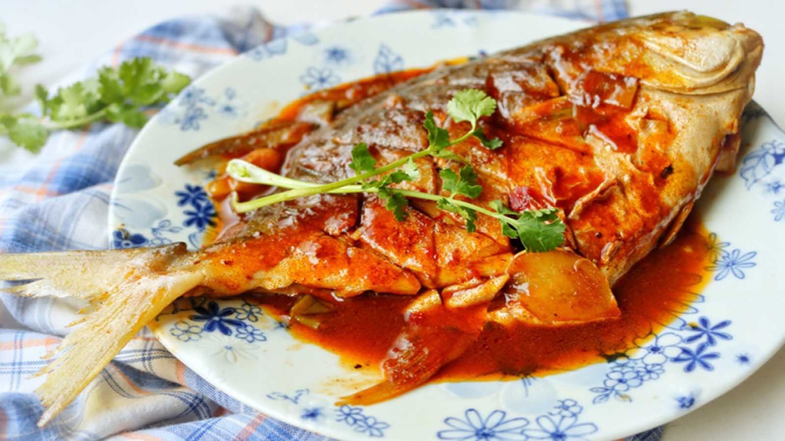 酱焖鲳鱼的家常做法,鱼肉鲜嫩无腥味,学会这样做,一条鱼不够吃