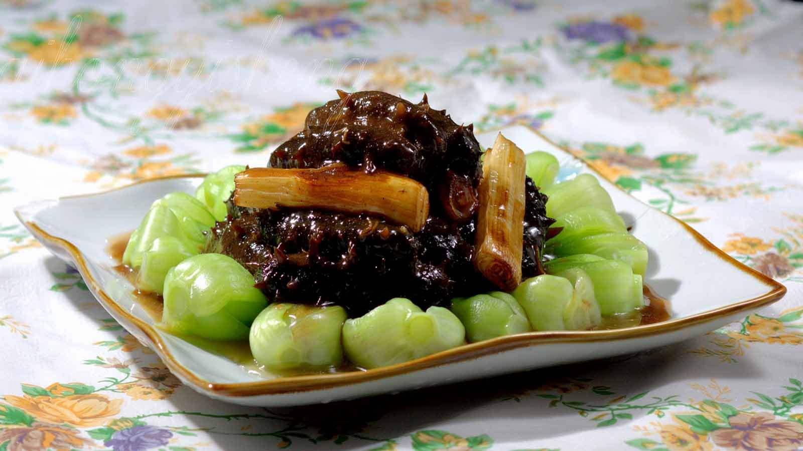 分享一道家常版"葱烧海参",制作非常简单,葱香浓郁口感弹牙