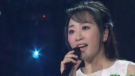金婷婷演唱《至少还有你》,经典老歌,越听越好听!