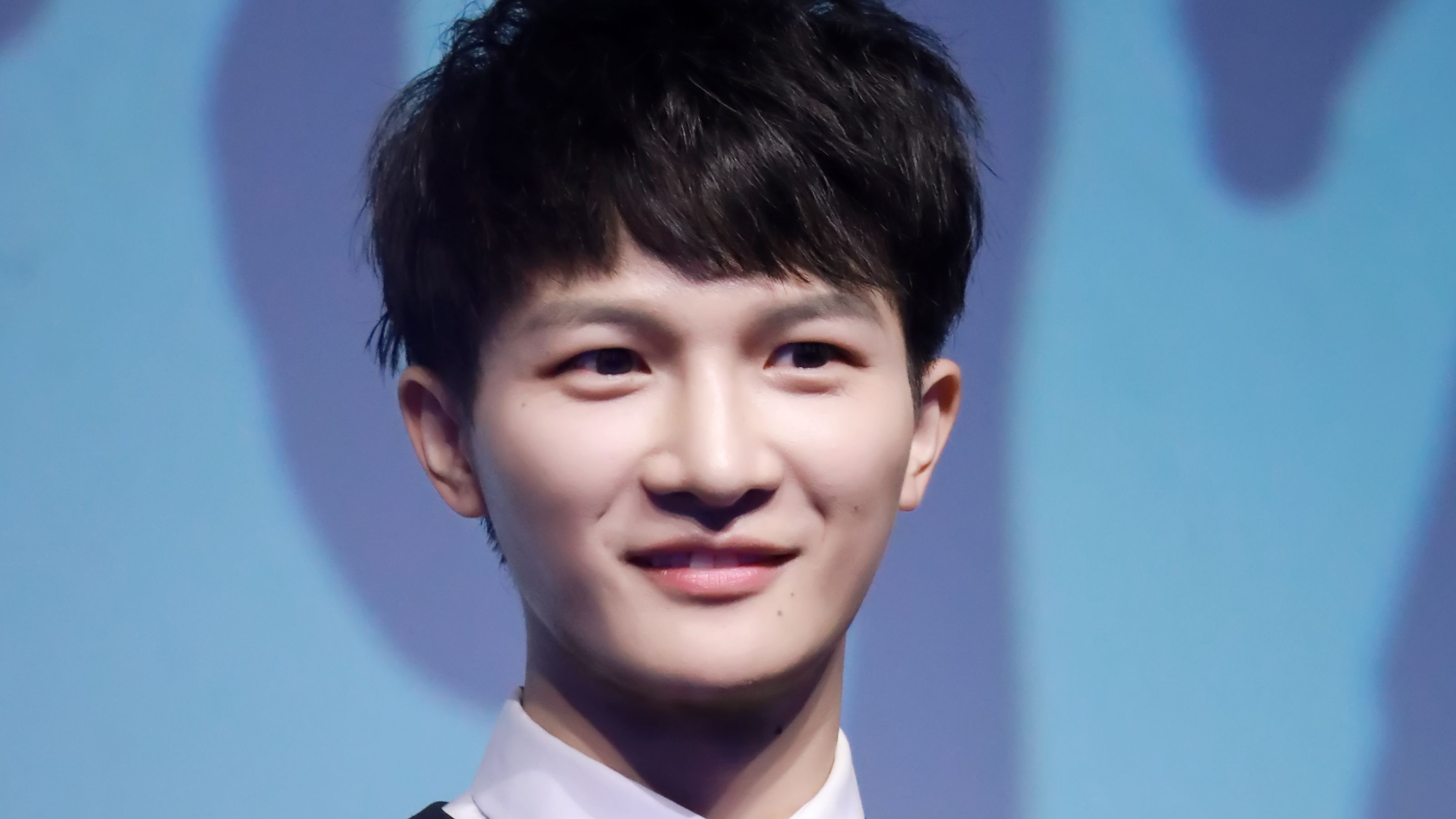 「2017年底央视直通春晚」表演嘉宾周深 演唱《身骑白马》