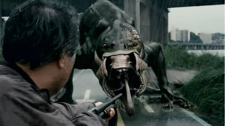 韩国灾难大片《汉江怪物》,江边突现怪物,人类给其投食反成食物