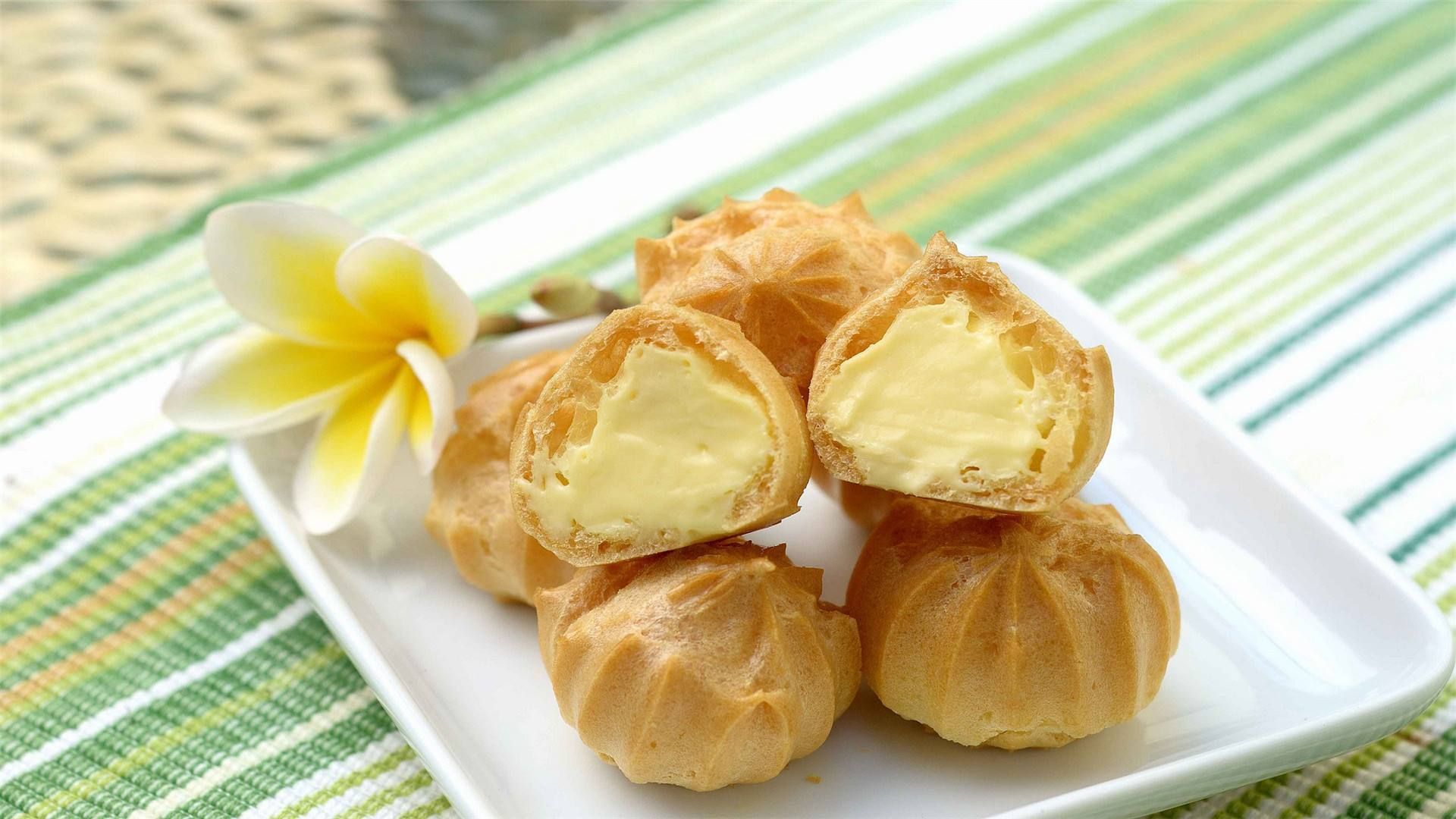 1宝宝手指泡芙,小巧迷你的泡芙配上奶香味十足是奶油,一口就能吃掉好