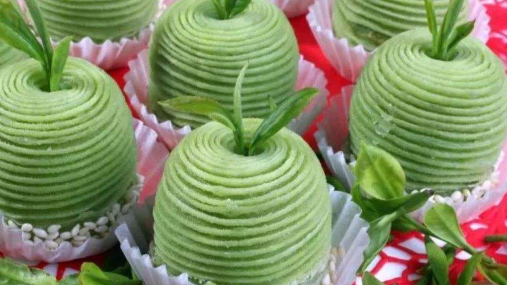 3宝鸡茶酥是陕西宝鸡特产和金台区特产,由面粉板油,菜油,精盐制饼,于