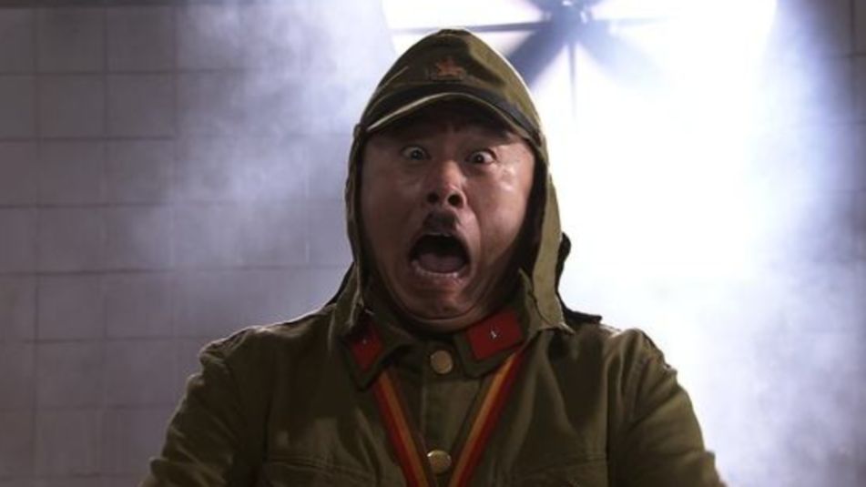 12010年《举起手来2》:太君刚把腿蹬直了,潘长江就从天上掉下来,太