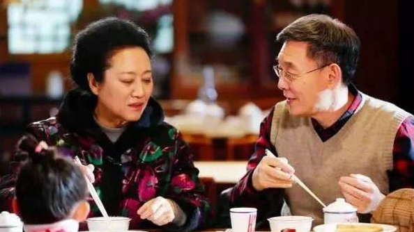 《幸福院》谭思儿在电视上看到于老乐要跳楼后急忙打电话给崔凯