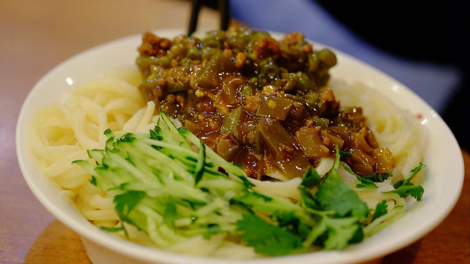 1鲁菜大全,山东威海,位于胶东半岛的最东端,守着黄海,有着丰富的海洋