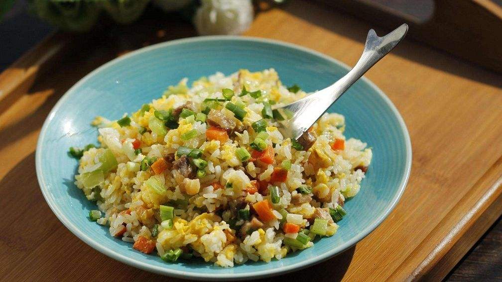 香噴噴的黃金炒米飯的做法,色香味俱全的蛋炒飯,好吃到停不下來