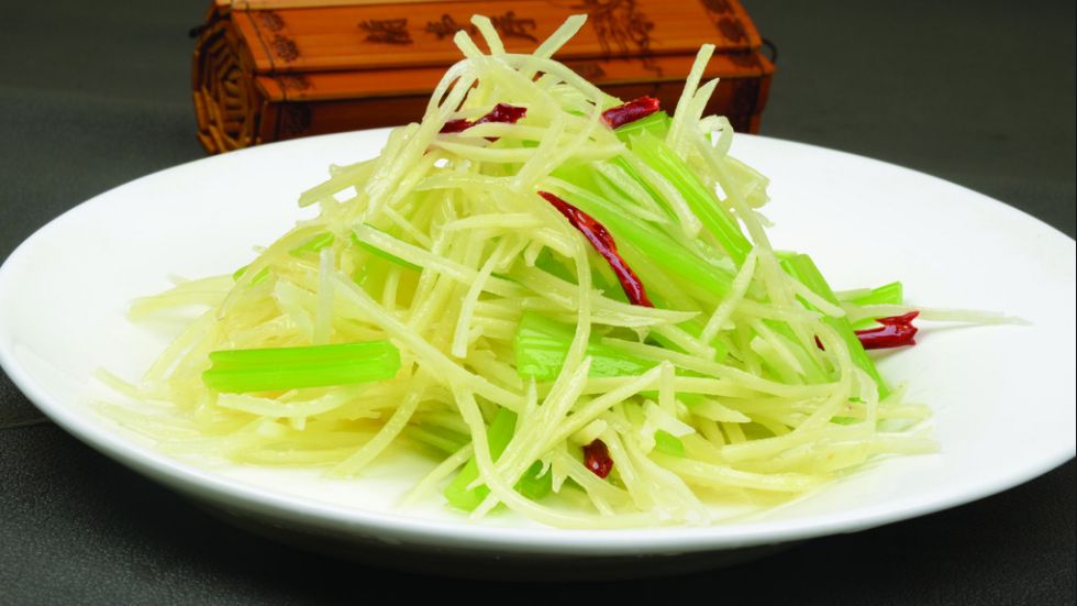 土豆丝炒芹菜的家常做法,营养美味,越吃越香