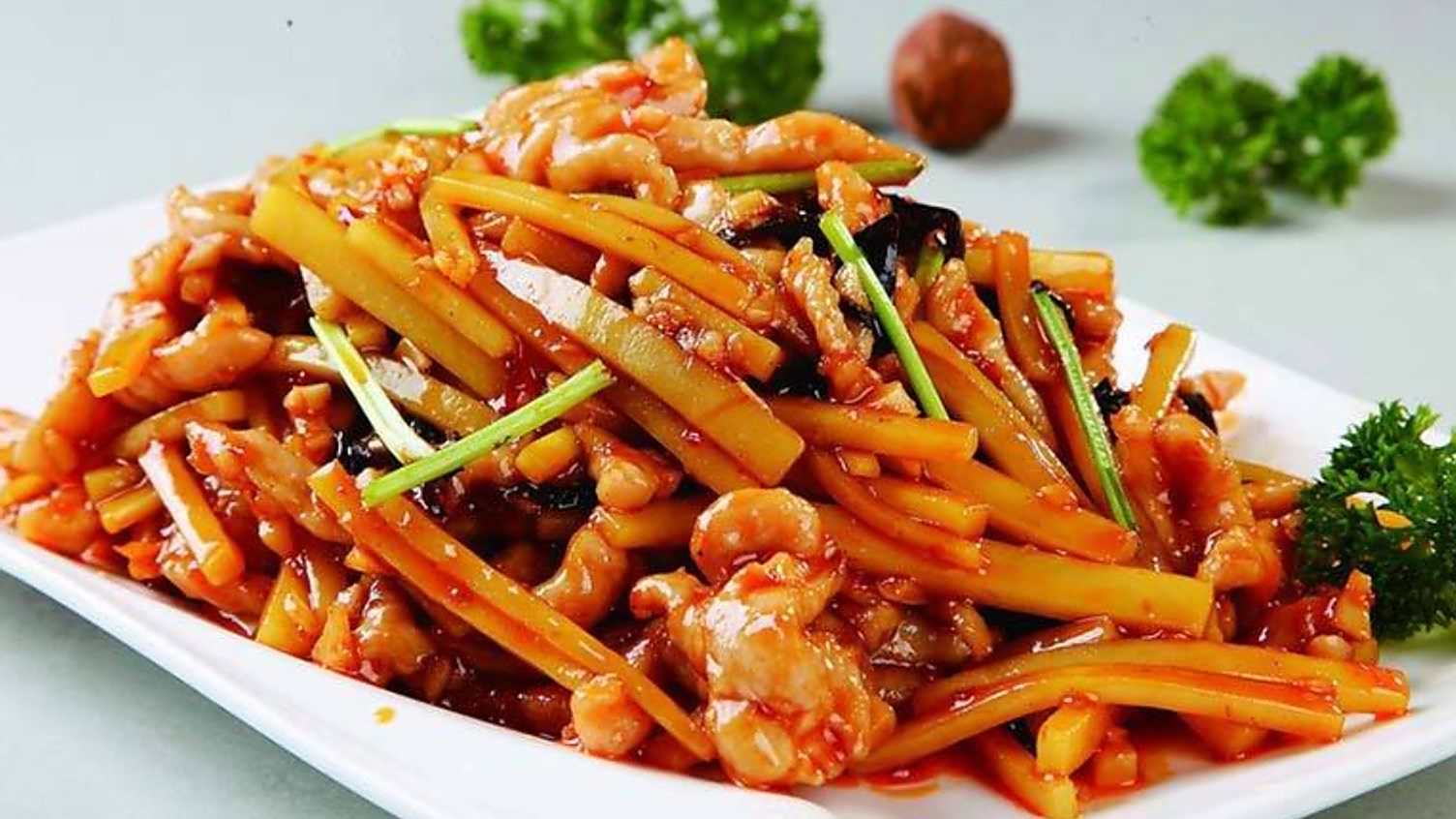 四川农村:经典川菜"鱼香肉丝"的家常做法,鱼香十足,超级下饭