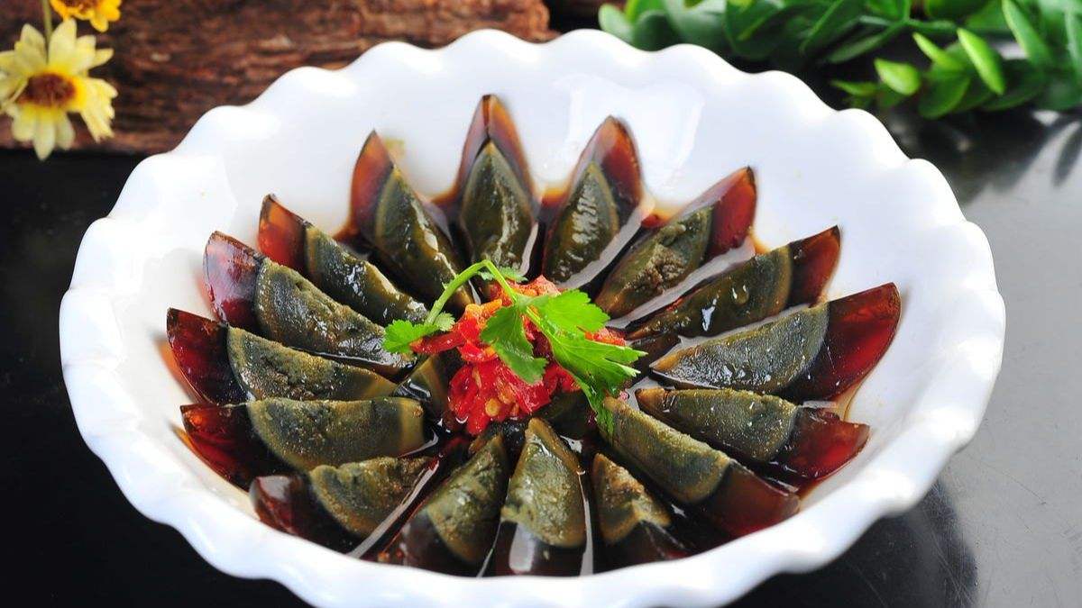 凉拌松花蛋,吃的时候拌点姜醋味道更是鲜美.