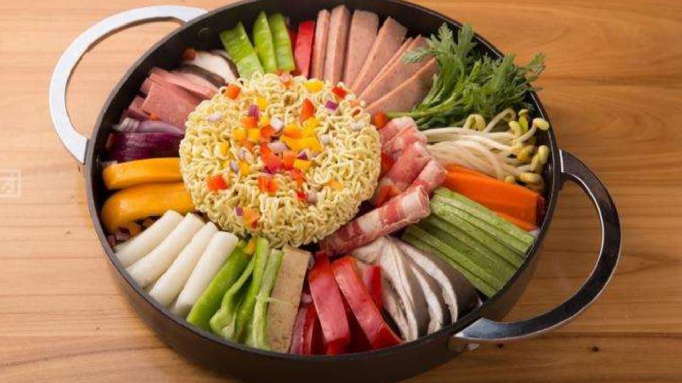 1把人馋得毫无"还嘴之力"的部队火锅,尽情放自己喜欢的食材,大口吃个