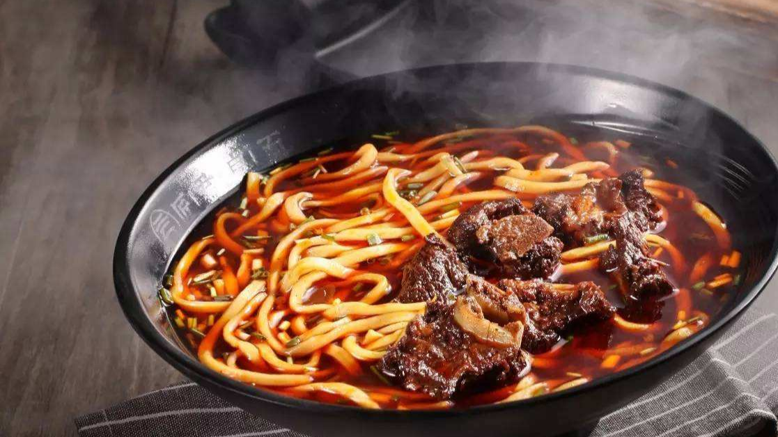 中餐厅4:张亮秘制麻辣排骨面,赵丽颖不顾女神形象,大口咥过瘾