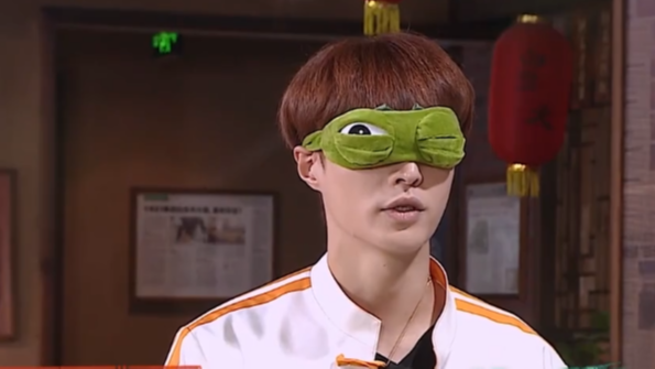 极限挑战:活久见!张艺兴罗志祥蒙眼跳杆竟败给小岳岳?