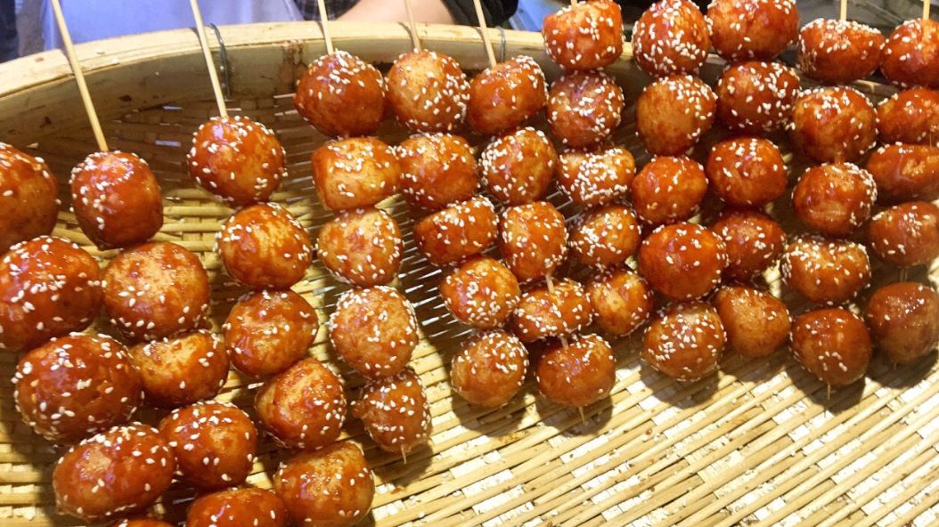 1狼牙土豆是四川的一种地方风味小吃,是由四川小吃"天蚕土豆"改进而来
