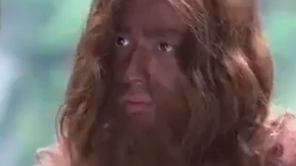 22011年11月,电视电影中饰演了《猎野人》无言中表达毛猴的心理等