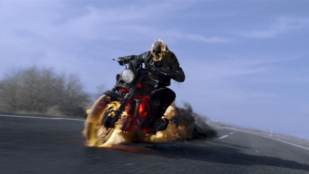 《恶灵骑士》,火骷髅骑摩托太拉风