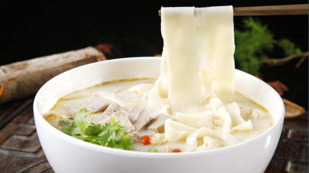 河北美食:烩面,8块一碗,小伙猛加20块钱的肉,配上大蒜真好吃