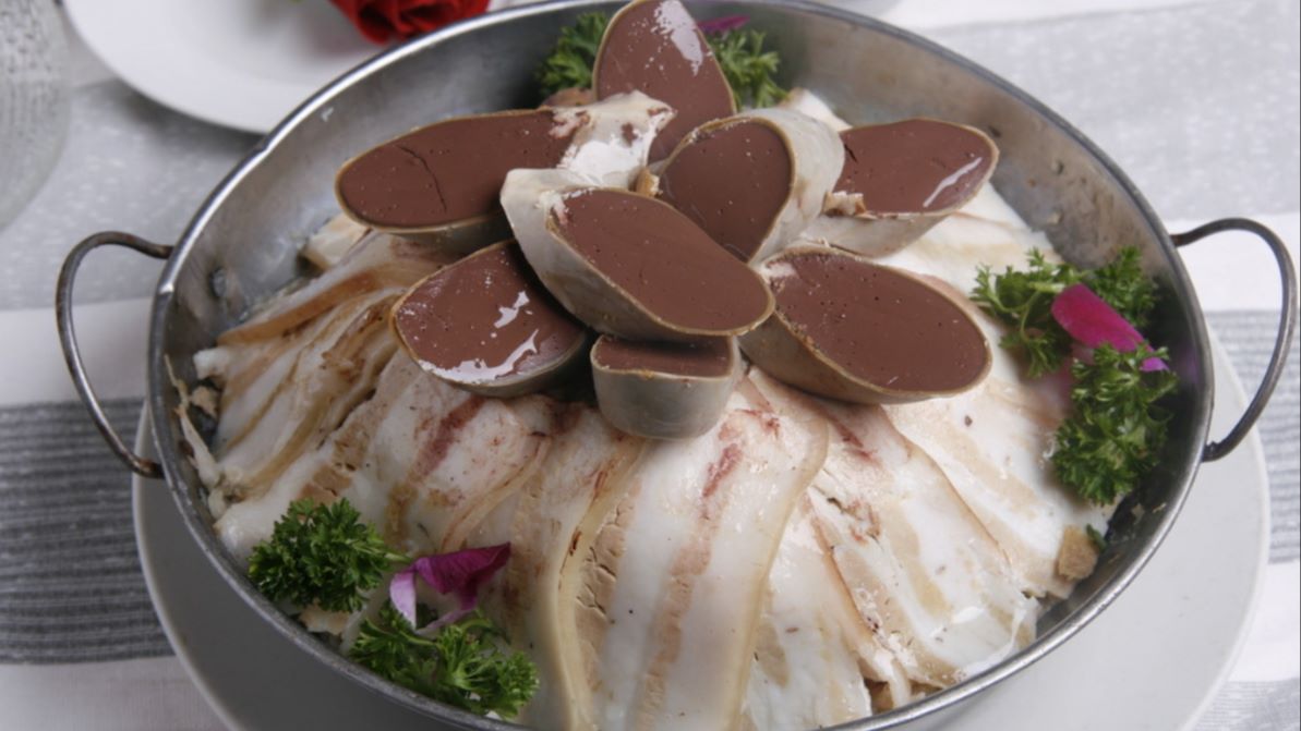 这道美味的东北菜"白肉血肠"白肉不腻,血肠异香,营养十分丰富