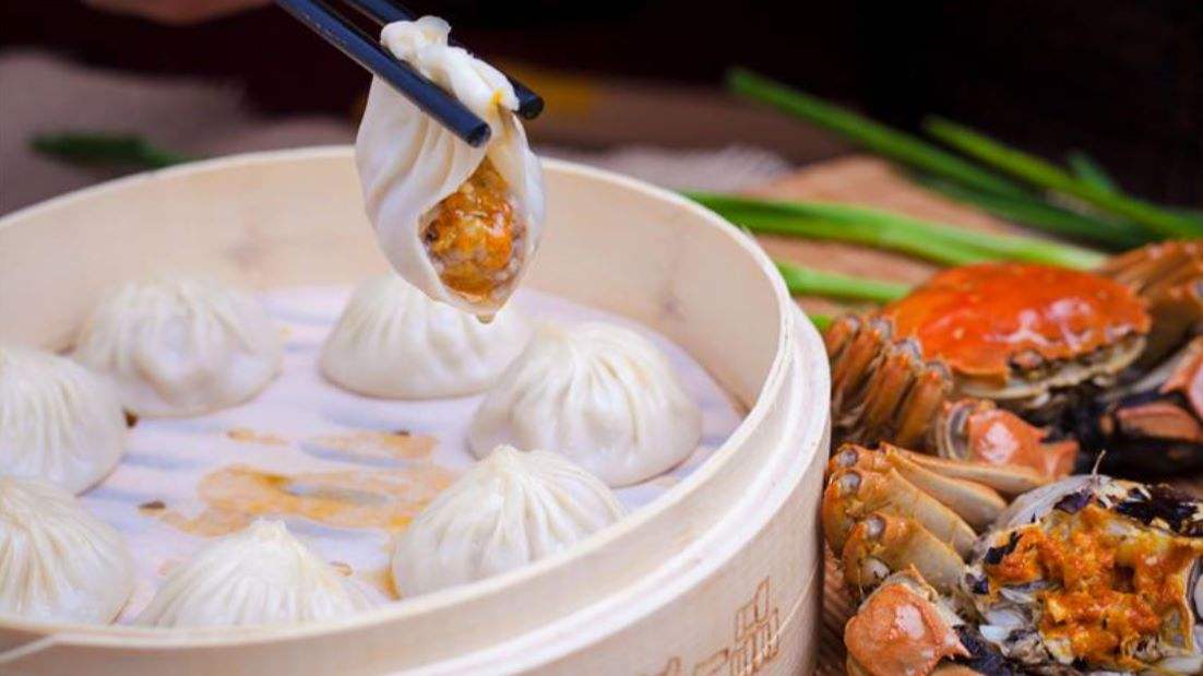 江苏特色小吃,蟹黄汤包最低20元起,50元顶配版全是蟹黄!很过瘾