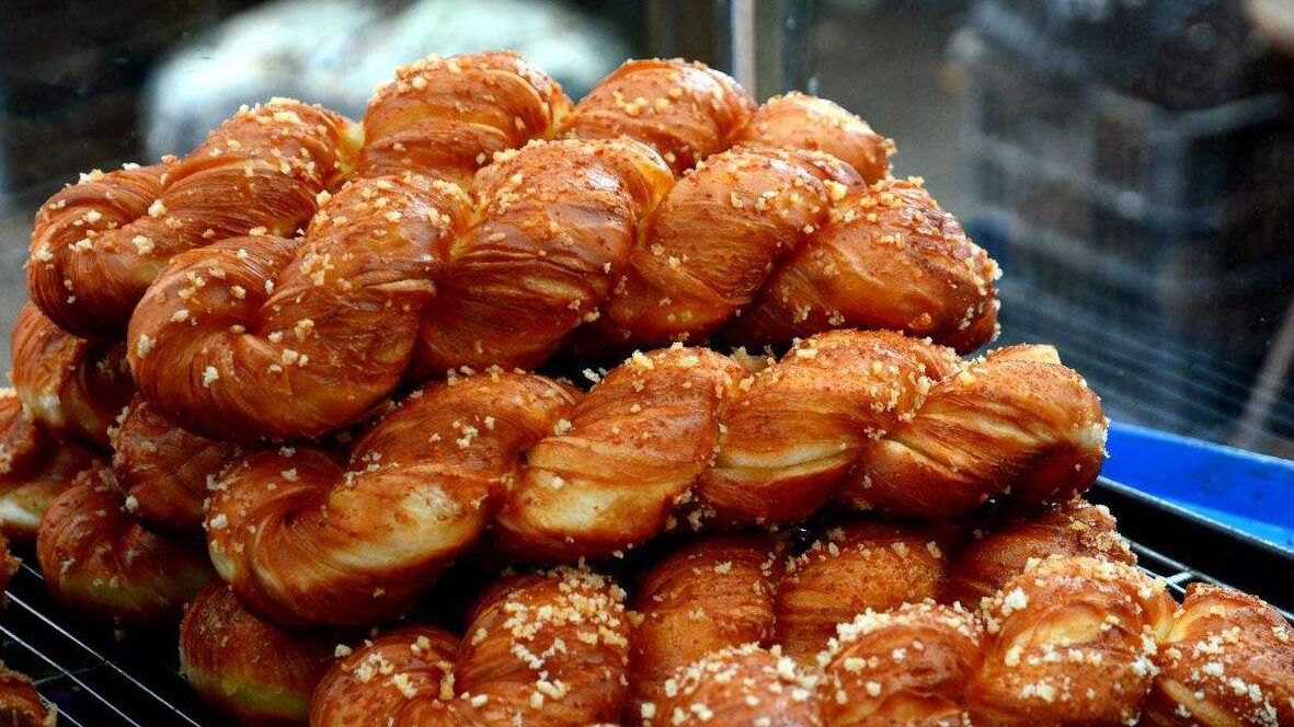 试吃"天津大麻花",超大一根2斤重,小伙直接吃得怀疑人生!