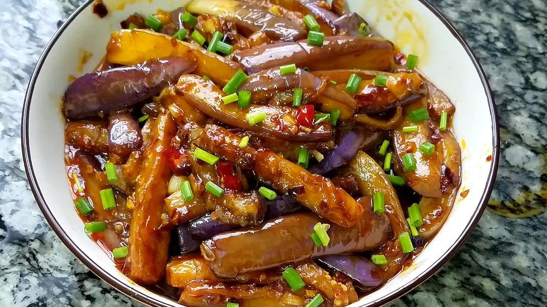 爱吃茄子要收藏,学会这道老干妈烧茄子,简单好吃味道香,超下饭