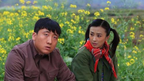 油菜花香:农村大婶到隔壁家闹事,警察一来,她慌了