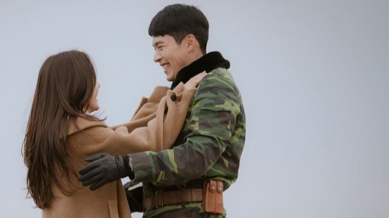 《爱的迫降》剧情赏析,财阀继承人尹世利爱上朝鲜军官李正赫